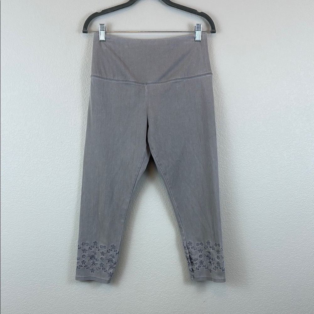 Caffe Marrakesh Gray Cropped Leggings with‎ Floral Eyelet Embroidery Size Small